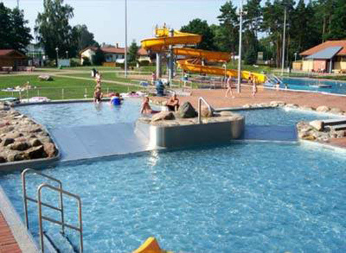 zeigt Ansicht Schwimmbadgelände