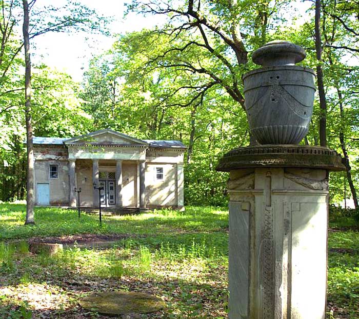 zeigt Außenansicht des Mausoleumsgebäudes