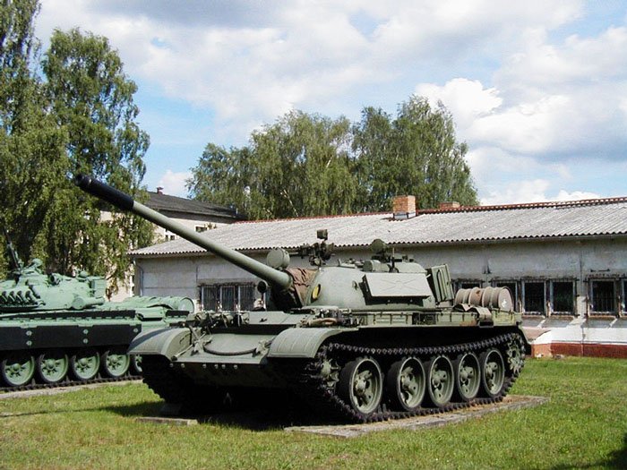 zeigt Ausstellungspanzer