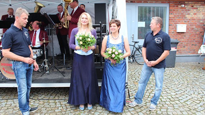 zeigt die Begrüßung von Blaubeerköniginnen