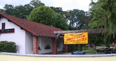 zeigt Außenansicht der Gaststätte