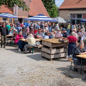 zeigt Blick auf Festbesucher auf dem Platz