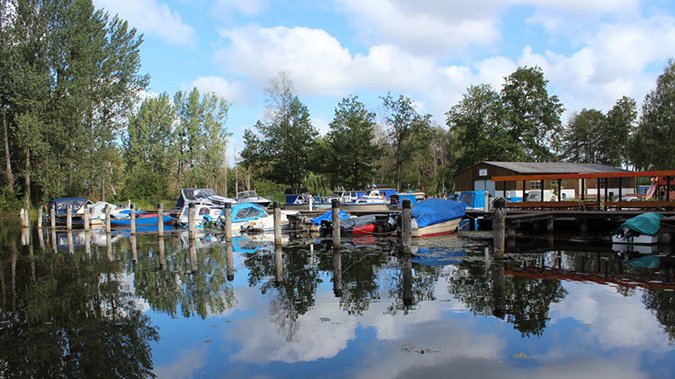 zeigt Hafen am Wasserwanderrastplatz mit vertäuten Booten