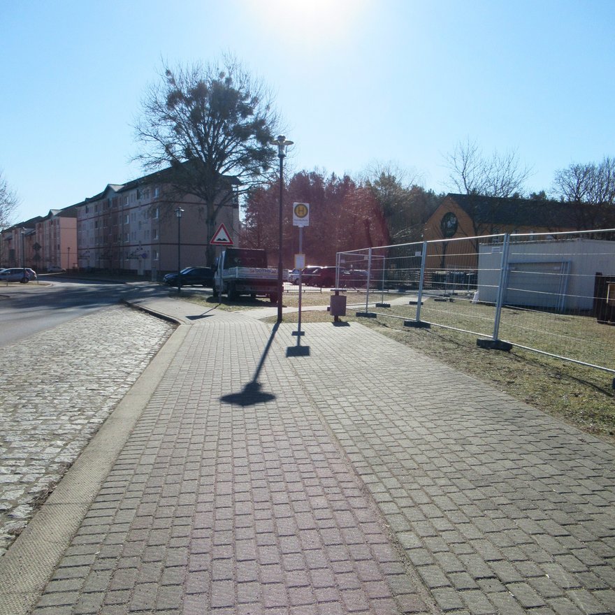 Zeigt Haltestelle in der Waldstraße vor der Grundschule