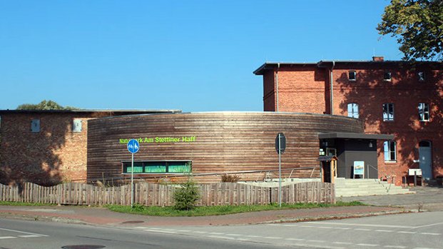 zeigt Besucherinformationszentrum und angrenzendes Klinkergebäude