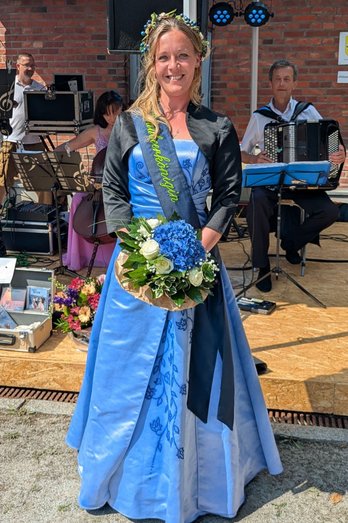 zeigt die Blaubeerkönigin