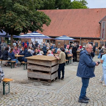 zeigt Festbesucher auf dem Platz