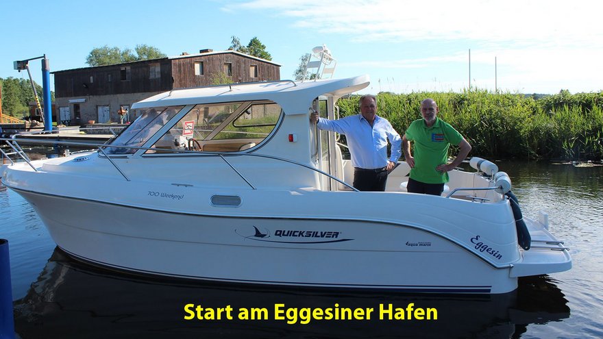 zeigt Boot auf der Randow mit 2 Personen darauf und dem Bildtitel "Start am Eggesiner Hafen"