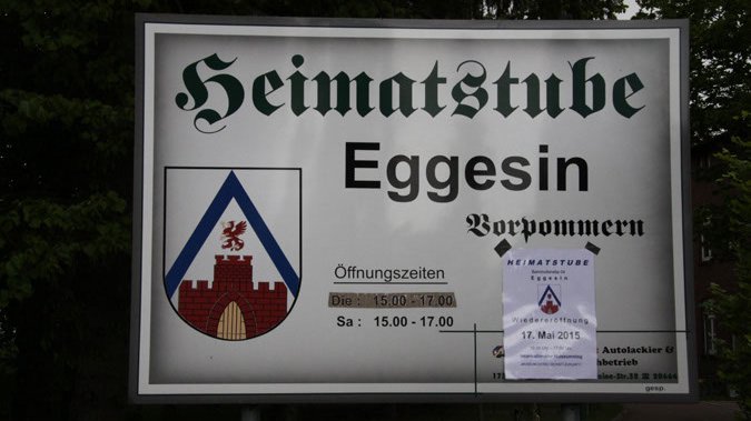 zeigt Schild der Heimatstube