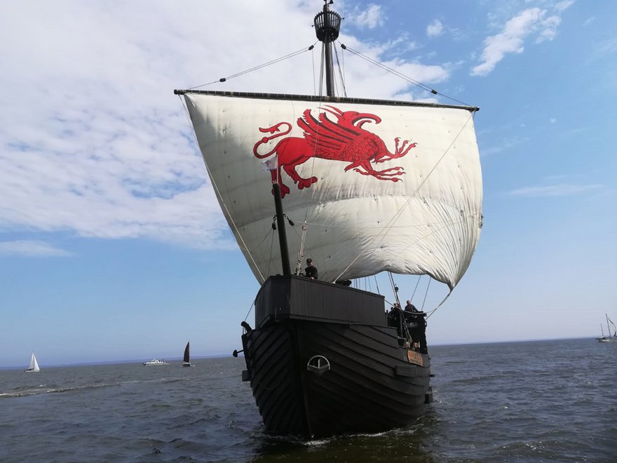 zeigt Pommernkogge UCRA auf dem Wasser