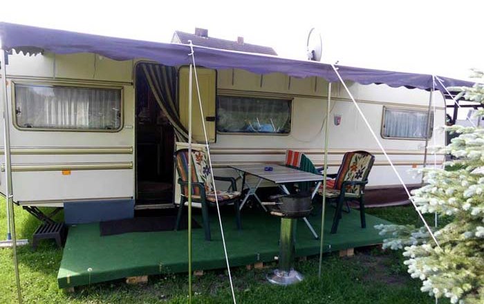 zeigt Ansicht eines Wohnwagens