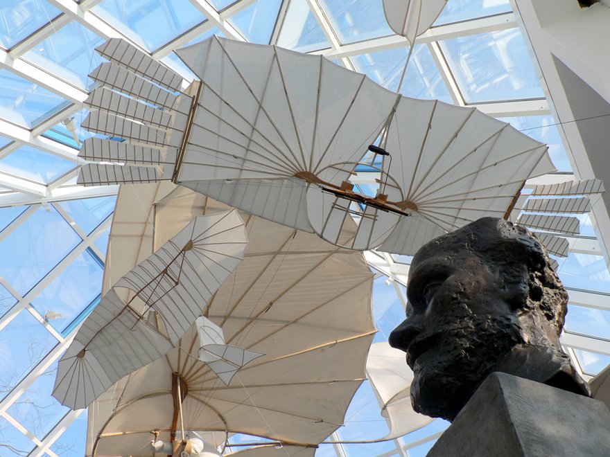 zeigt Modelle von Fluggeräten