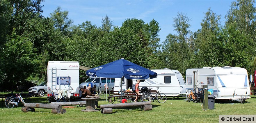 zeigt Camping-/Caranstellplatz an der Randow