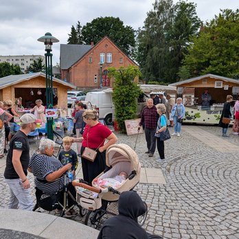 zeigt Festbesucher und Marktstände