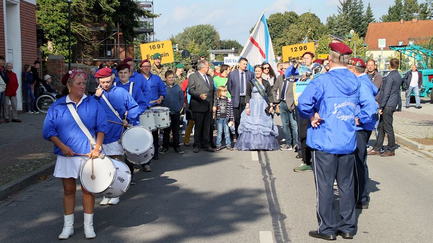 zeigt Festumzug mit der Schalmeienkapelle im Vordergrund