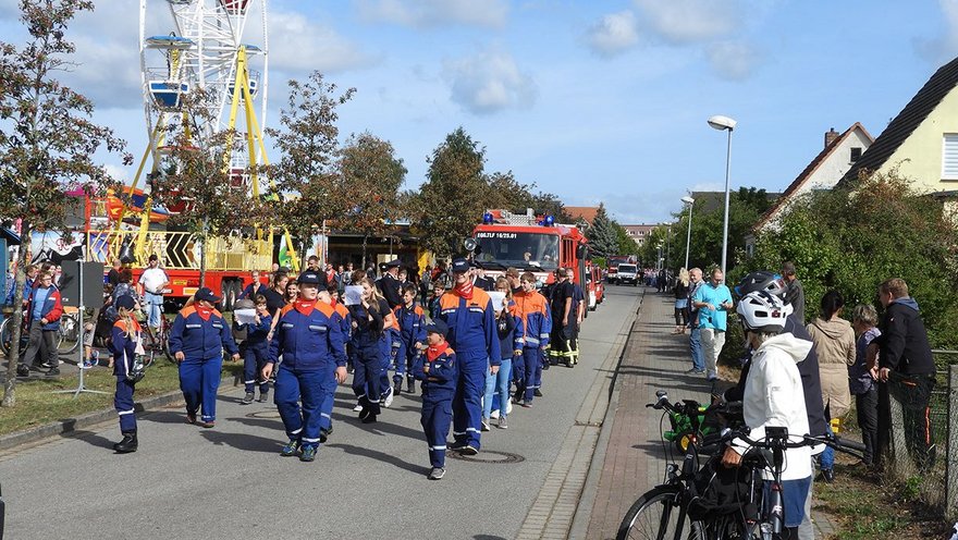 zeigt den Festumzug auf einer Straße