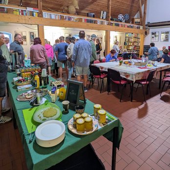 zeigt Innenraum der Kulturwerkstatt mit Produkten auf Tischen und eine Menschengruppe
