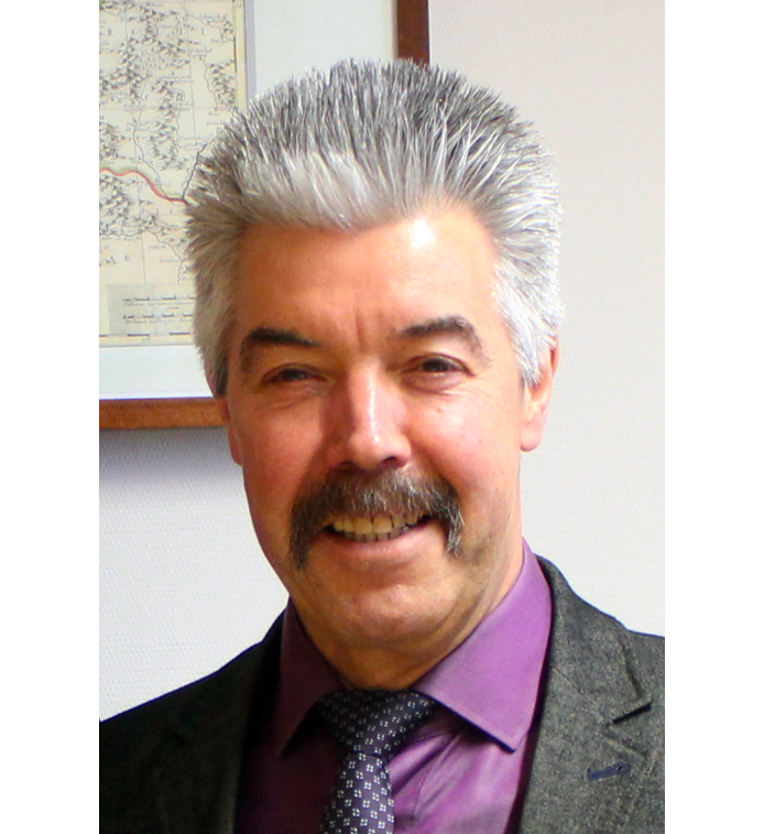 zeigt Gerhard Tewis