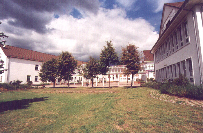 zeigt Innenhof des Schulareals mit den angrenzenden Schulgebäuden
